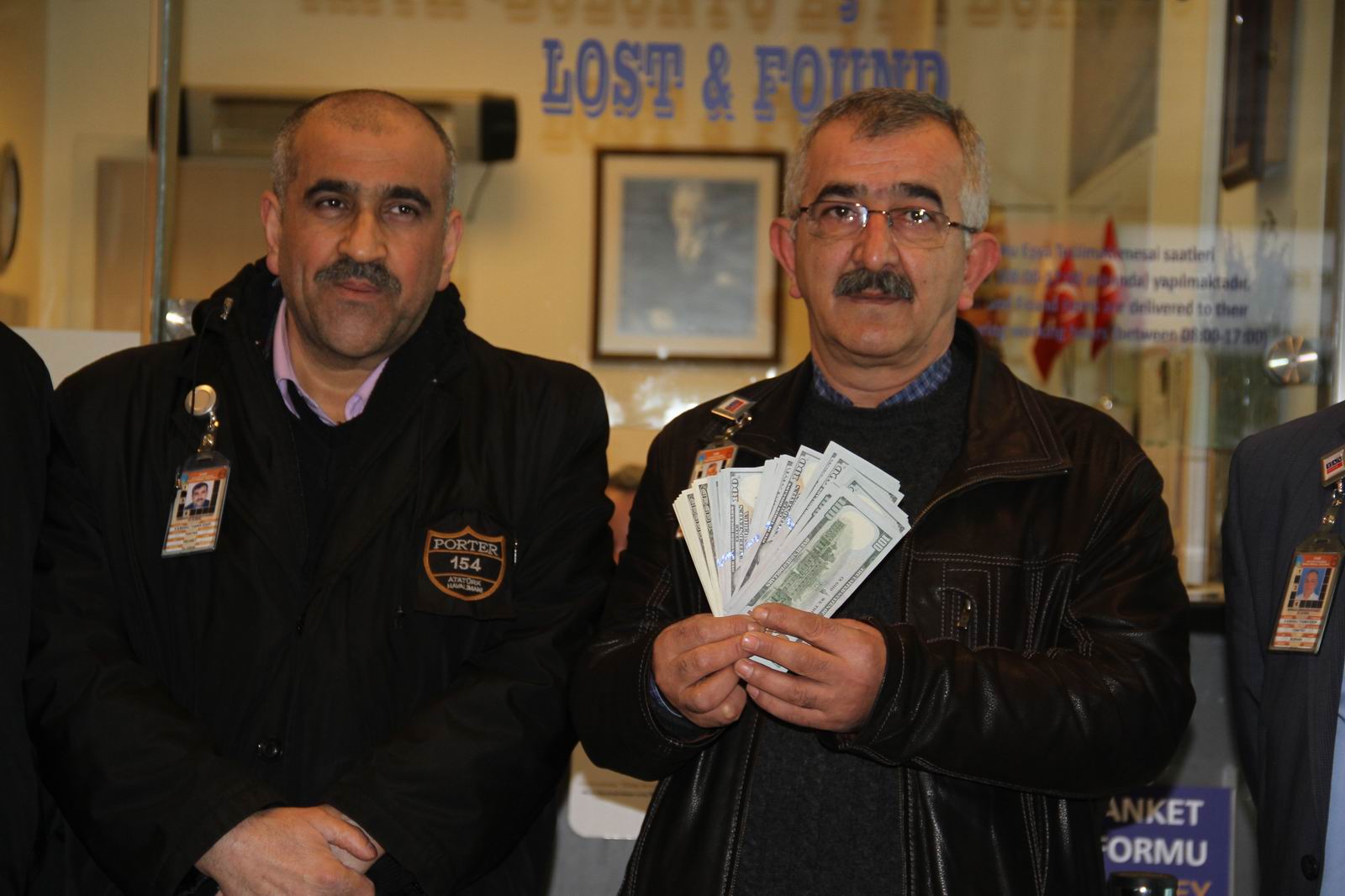 BULDUĞU PARA ÇALINMASIN DİYE BAŞINDA BEKLEDİ