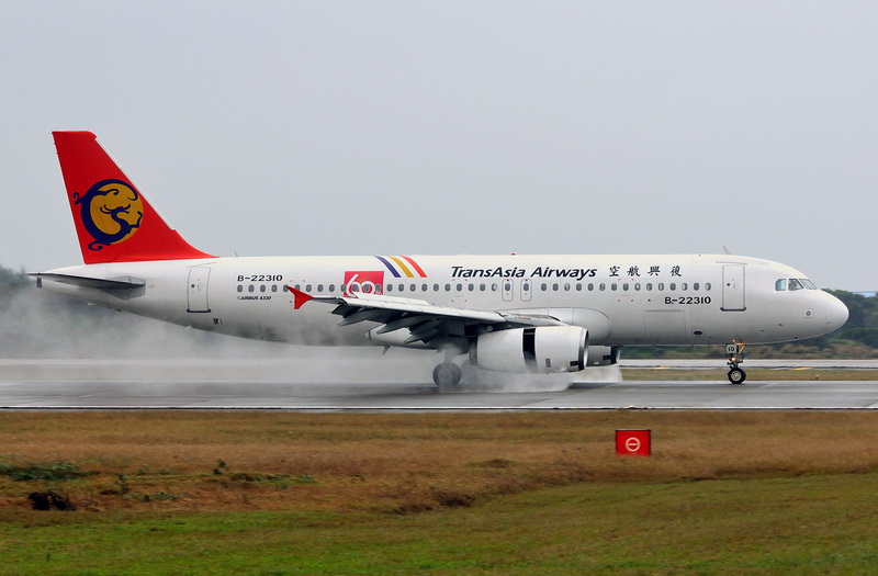 10 PİLOTU BİRDEN AÇIĞA ALINAN HAVAYOLU NE YAPAR ?