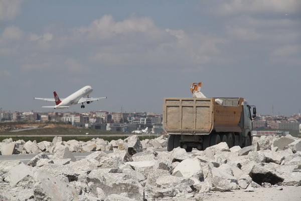 FLORYA- ATAKÖY YÖNÜNDEKİ PİST BAKIMA ALINIYOR!