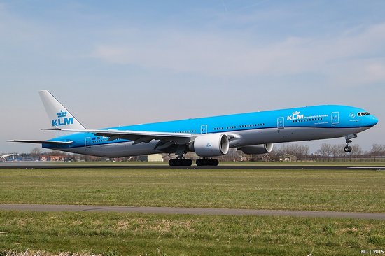 KLM UÇAĞI İNİŞTE BALONLARA ÇARPTI