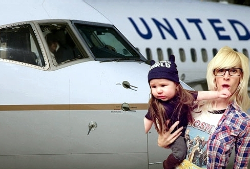 ÜNLÜ ŞARKICIYI BEBEĞİYLE UÇAKTAN ATTILAR (VİDEOLU)