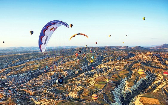 KAPADOKYA SEMALARINDA PARAŞÜTLE DÜNYA REKORU