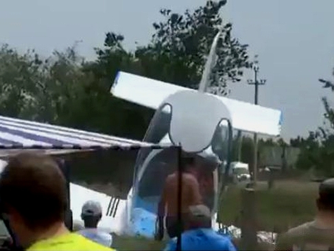 UÇAK AZ KALSIN ÜZERLERİNE DÜŞÜYORDU (VİDEOLU)