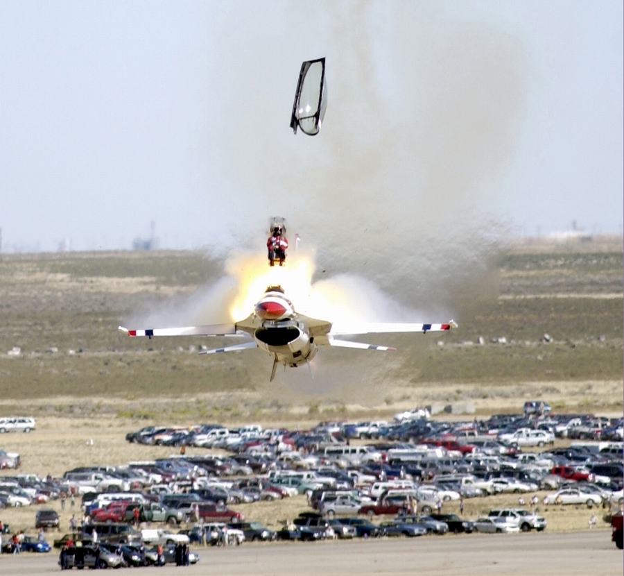 ABD’DE F-16 İLE CESSNA ÇARPIŞTI !