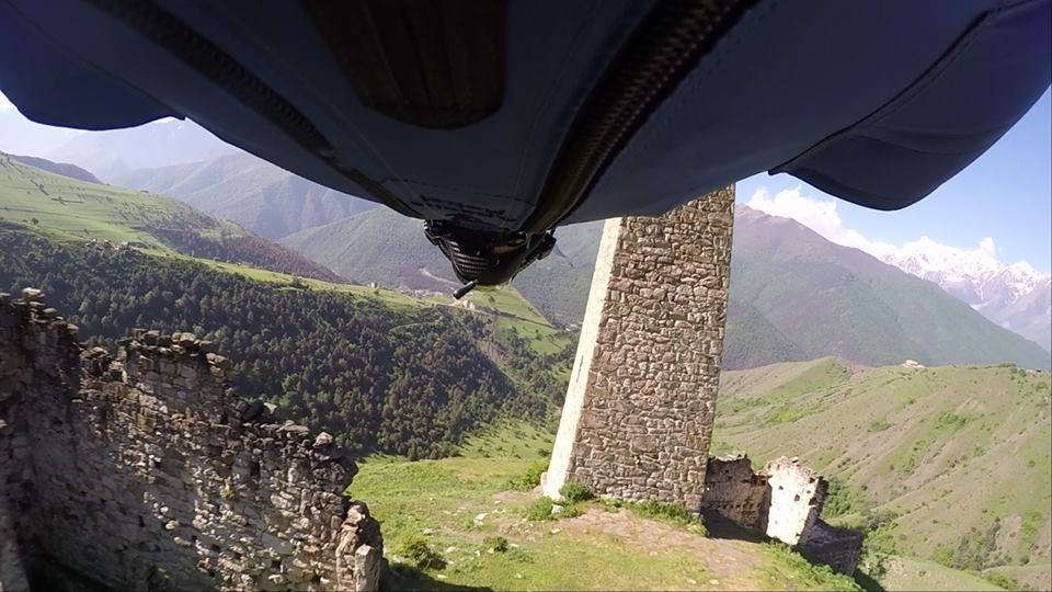 2,5 METRELİK ARALIKTAN BÖYLE GEÇTİ (VİDEOLU)