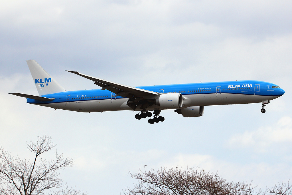 KLM UÇAĞINDAN ÇOK TEHLİKELİ İNİŞ (VİDEOLU)
