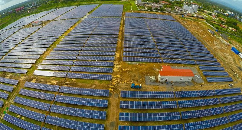 GÜNEŞ ENERJİSİYLE ÇALIŞAN İLK HAVALİMANI AÇILDI