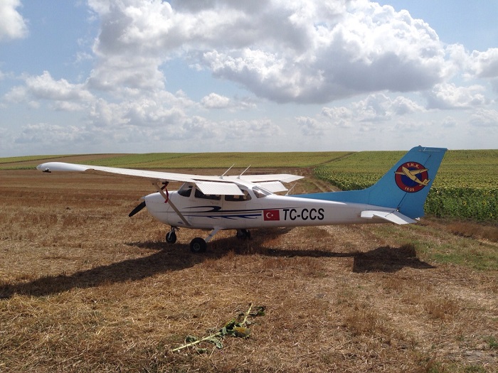 UÇAK TARLAYA İNMEK ZORUNDA KALDI