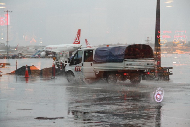 ANİ YAĞIŞ HAVA TRAFİĞİNİ VURDU!