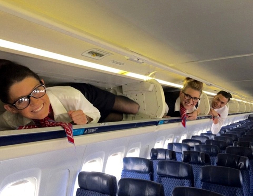 KABİN MEMURLARI UÇAKTA NASIL STRES ATIYOR ?