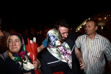 SERBEST BIRAKILAN 16 TÜRK İŞÇİ, AİLELERİNE KAVUŞTU