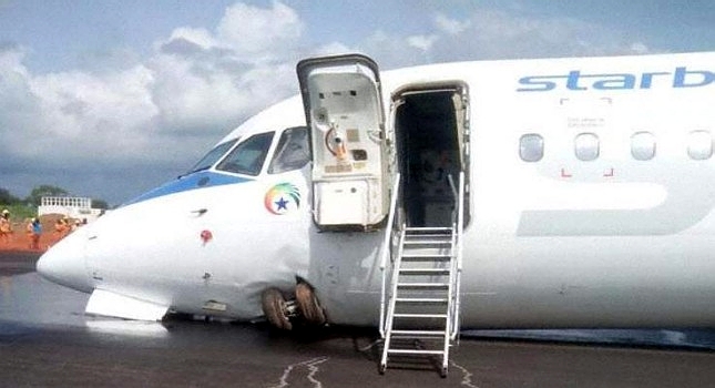 PİSTTEN ÇIKAN UÇAK TEHLİKE ATLATTI !