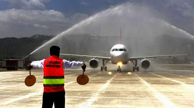 HAKKARİ’YE ÜÇ AYDIR BİR UÇAK BİLE İNMEDİ !