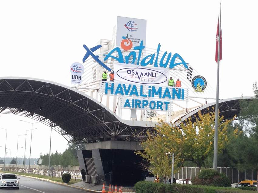 ANTALYA HAVALİMANINDA GÜVENLİK SKANDALI!