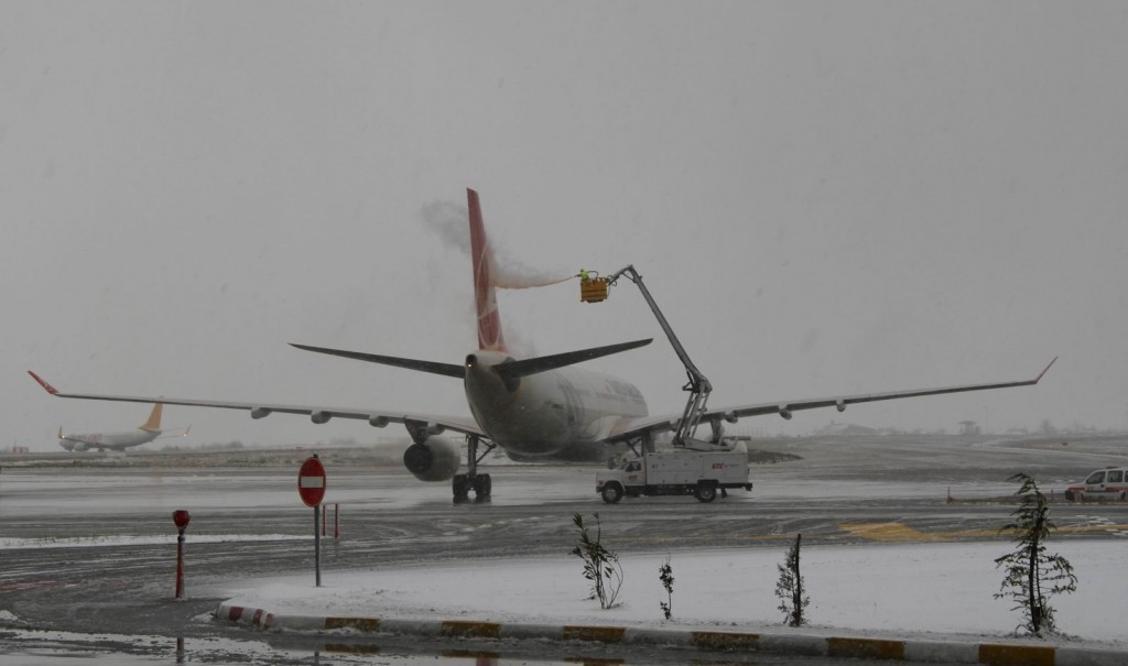 UÇAKLAR BUZLANMAYA KARŞI ALKOLLE YIKANIYOR!