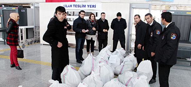 HAVALİMANI PERSONELİNDEN ÖRNEK DAVRANIŞ!