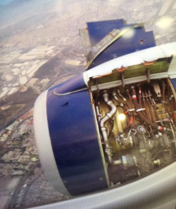 UÇAĞIN MOTOR KAPAĞI KOPTU, YOLCU KRİZ GEÇİRDİ!