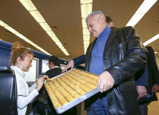 BAKAN YILDIRIM’DAN  KULE ÇALIŞANLARINA BAKLAVA!