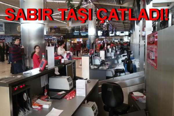 HAVALİMANINDA YOLCULAR KONTUARLARA SALDIRDI!