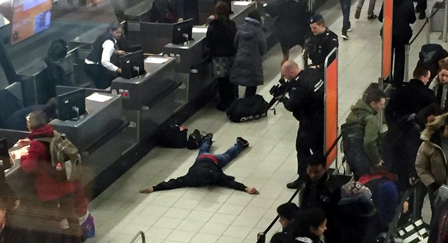 HAVALİMANINDA CANLI BOMBA PANİĞİ!