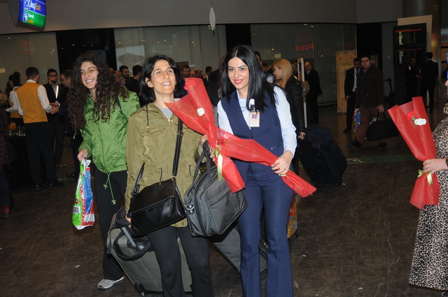 YOLCULARA KARANFİL VE PASTA SÜRPRİZİ!