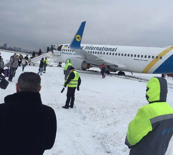 UÇAK PİSTTEN ÇIKIP KARA SAPLANDI