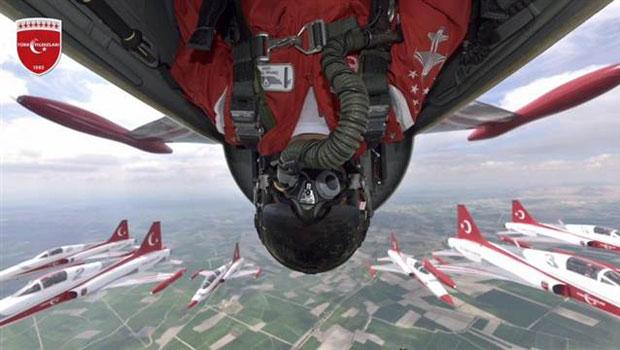 TÜRK YILDIZLARINDAN HAVALI SELFİE!