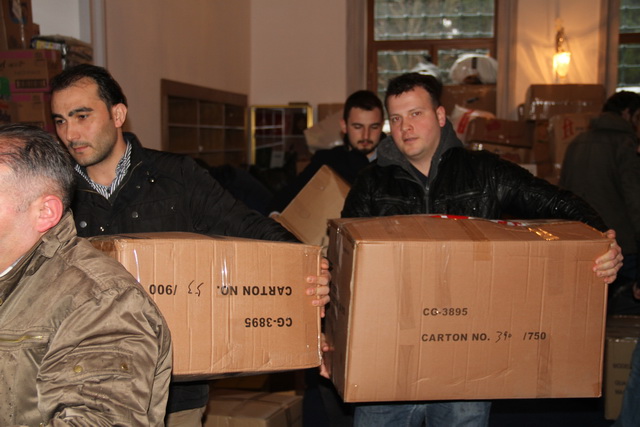 ATATÜRK HAVALİMANI PERSONELİNDEN TÜRKMERLERE YARDIM