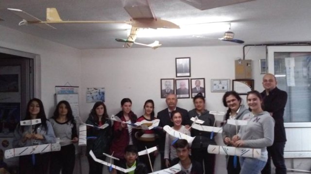 GENÇLER MODEL UÇAK YAPIMINI ÖĞRENDİ