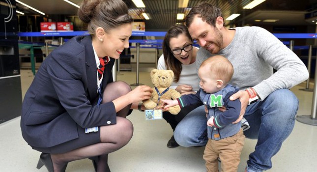 BRITISH ÇOCUĞU OYUNCAĞINA KAVUŞTURDU