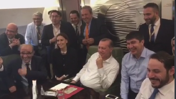 CUMHURBAŞKANI ERDOĞAN MİLLİ MAÇI UÇAKTA İZLEDİ!