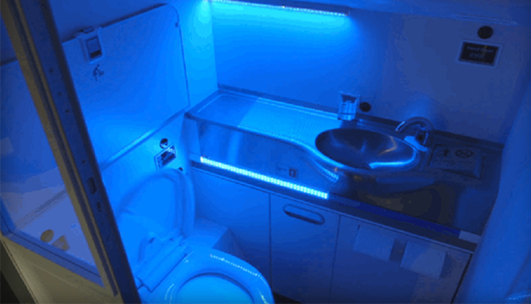 UÇAK TUVALETİNDE SEKS YAPAN ÖĞRETMENE MESLEKTEN MEN!