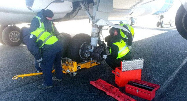 UÇAĞIN KALKIŞTA TEKERİ KOPTU!