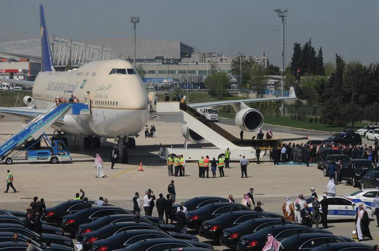 LÜKS ARAÇLAR SUUDİ KRAL İÇİN APRONDA BEKLEDİ!