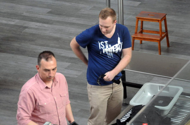 UÇAĞA BİNMEDEN KEMER VE SAATLER ÇIKARILACAK