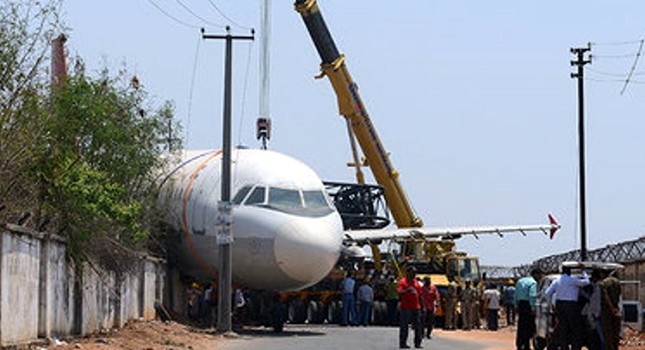 UÇAĞI KARADA DÜŞÜRDÜLER!