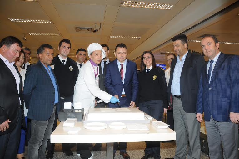 HAVALİMANI POLİSİNDEN YOLCULARA PASTA İKRAMI