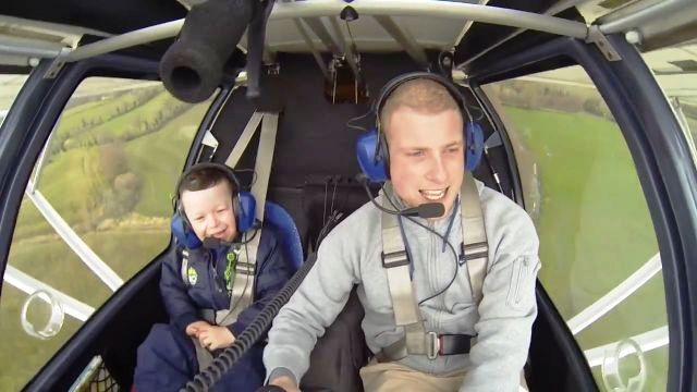 ENGELLİ KARDEŞİNİ UÇURDU (VİDEOLU)