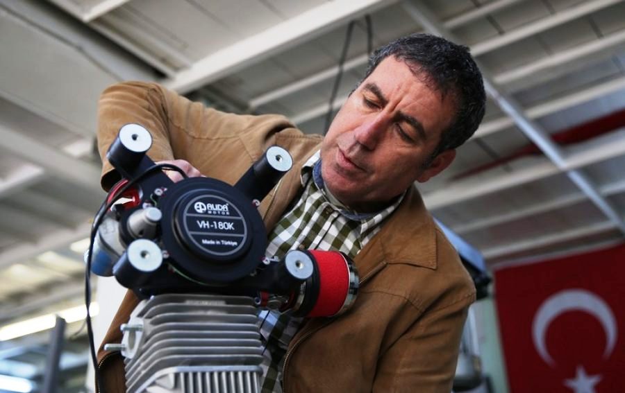 EMEKLİ UÇAK TEKNİSYENİ 2 ZAMANLI MOTOR ÜRETTİ