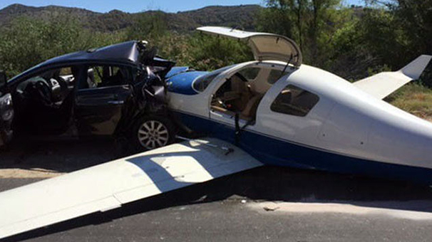 UÇAK ARABANIN ÜZERİNE DÜŞTÜ!