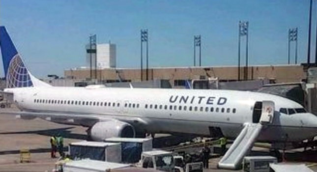 UÇAĞIN ACİL SLIDE’INI AÇTI KOVULDU