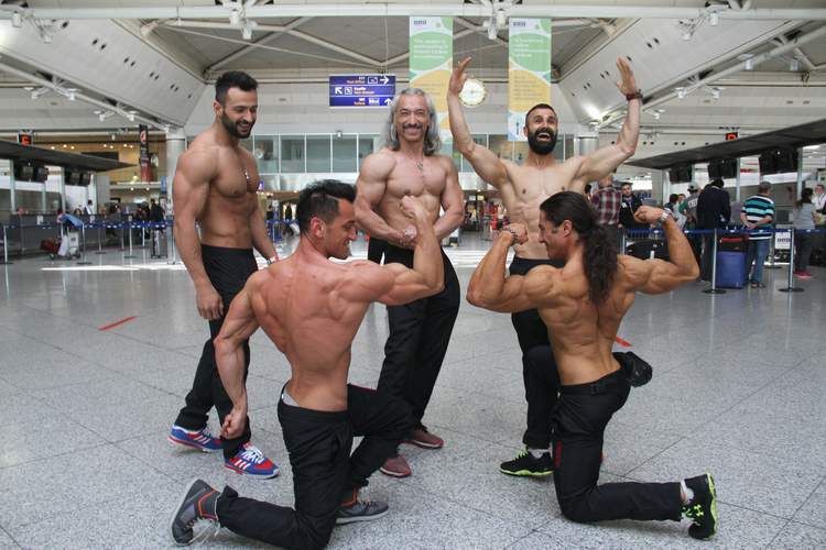 HAVALİMANINDA VÜCUT ŞOV