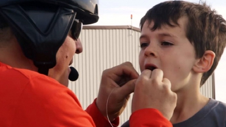 OĞLUNUN DİŞİNİ HELİKOPTERLE ÇEKTİ (VİDEOLU)