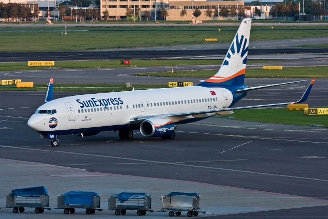 UÇAĞIN İNİŞ TAKIMI ÇÖKTÜ, TEKNİSYEN YARALANDI