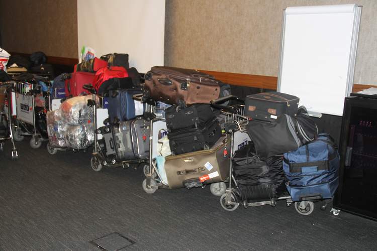 YÜZLERCE VALİZ SAHİBİNİ BEKLİYOR!