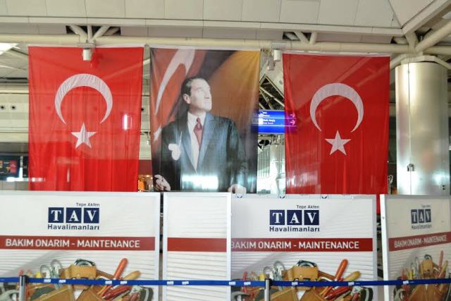 BOMBANIN PATLADIĞI YERE BAYRAK ASILDI