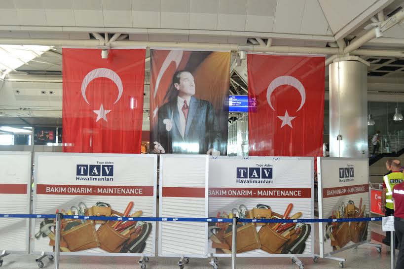 BOMBANIN PATLADIĞI YERE BAYRAK ASILDI!