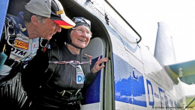 9O.YAŞINI PARAŞÜTLE ATLAYARAK KUTLADI