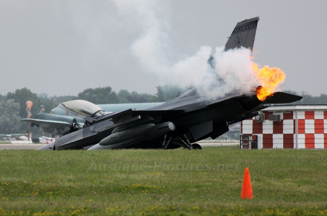 SAVAŞ UÇAKLARI ÇARPIŞTI!