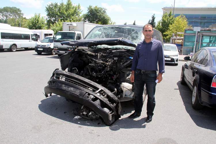 TANKLARIN ÖNÜNE ARABASINI ÇEKTİ